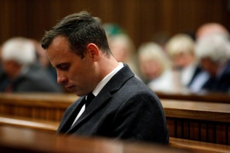 Oscar Pistorius a fost eliberat pe ascuns din inchisoare. Fostul sportiv este in arest la domiciliu, acasa la unchiul <span style='background:#EDF514'>ARNOLD</span>