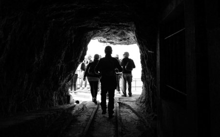 11 mineri ramasi blocati in urma unui accident declansat de miscari telurice, in Zimbabwe