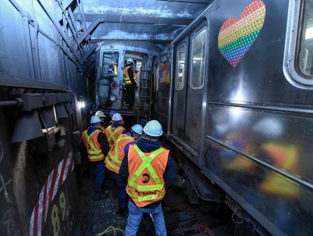 <span style='background:#EDF514'>DOUA TRENURI</span> s-au ciocnit la metroul din New York, iar unul a deraiat. Zeci de persoane au fost ranite