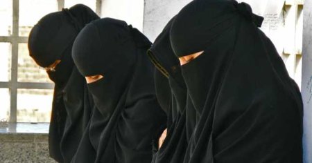 <span style='background:#EDF514'>TALIBANII</span> aresteaza femeile afgane pentru hijab necorespunzator in prima operatiune de impunere a regulilor vestimentare de la revenirea lor la putere
