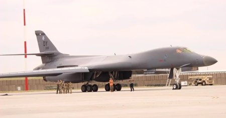 Un bombardier strategic greu B-1 <span style='background:#EDF514'>LANCER</span> s-a prabusit la aterizarea pe o baza americana VIDEO