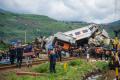 Cel putin 4 persoane au murit si alte cateva zeci au fost ranite dupa ce doua trenuri s-au ciocnit in Indonezia