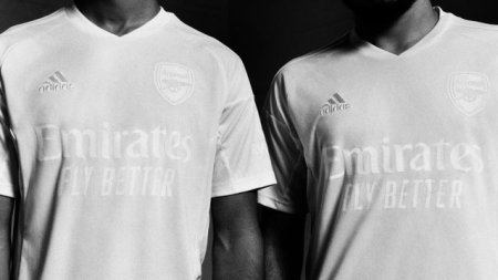 Fotbalistii de la Arsenal vor purta in premiera un echipament alb. Schimbarea este legata de o campanie