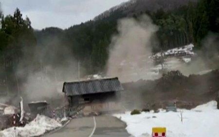 Momentul in care o masiva alunecare de teren s-a produs dupa cutremurul de 7,6 din Japonia