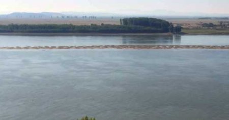 O barja incarcata cu 1000 de tone de azot s-a scufundat in Dunare, dupa ce a lovit un pod la granita dintre Serbia si Croatia