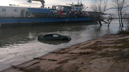 Doi tineri au aterizat cu masina in Dunare