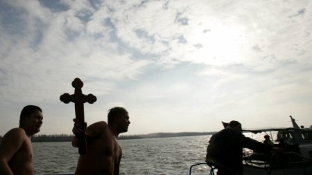 Cine este tanarul care a recuperat crucea sfanta din Dunare, de Boboteaza