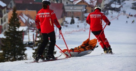 Salvamont vine cu sfaturi pentru martorii accidentelor pe partiile de schi: prot<span style='background:#EDF514'>EJATI</span> victima