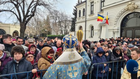 REPORTAJ | Slujba de Boboteaza de la Iasi, 10.000 de litri de agheasma pentru 5.000 de oameni si mesaje de sustinere pentru Ucraina