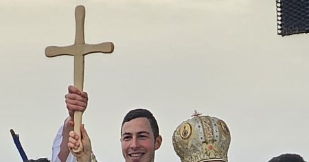Un militar a adus la mal crucea aruncata in apele inghetate ale Dunarii de Arhiepiscopul Dunarii de Jos, la Galati