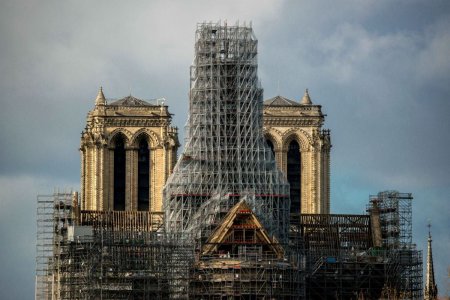 Indignare printre francezi, dupa decizia lui Emmanuel Macron de a inlocui vitraliile originale ale <span style='background:#EDF514'>CATEDRALEI</span> Notre Dame cu unele contemporane. Este vandalism