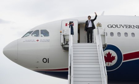 Avionul premierului canadian Justin Trudeau s-a defectat din nou. Armata, nevoita sa trimita o a doua aeronava, in Ja<span style='background:#EDF514'>MAICA</span>, pentru reparatii
