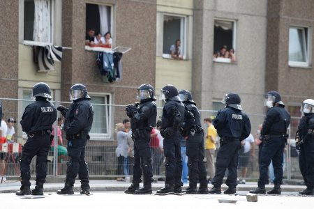 Oamenii tinuti cu forta in <span style='background:#EDF514'>CARANTINA</span> si paziti de zeci de politisti intr-un oras german, in pandemie, cer despagubiri de 880.000 de euro. Intre ei sunt si romani