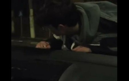 Un tanar din Gorj a ramas fara permis dupa ce si-a plimbat un prieten prin oras, pe capota autoturismului | Video