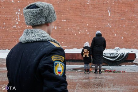 „Barbatii nostri nu pot sta acolo atat de mult timp”. Sotiile soldatilor rusi trimisi pe frontul din Ucraina, protest la zidurile Kremlinului
