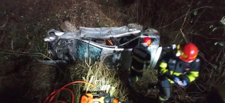 Sase adolescenti s-au rasturnat cu masina condusa de un sofer de 19 ani la Hula Bradului, in Sibiu, toti au ajuns raniti la spital