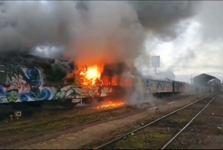 Barbat ranit, dupa un foc aprins de <span style='background:#EDF514'>OAMENII STRAZI</span>i in doua vagoane de tren dezafectate, in Cluj