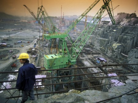 Cel mai mare proiect minier din lume va incepe dupa 27 de ani de esecuri si scandaluri. Rio Tinto spera ca un plan de 20 de miliarde de dolari pentru minereu de fier, cai ferate si porturi in Guineea va deschide calea catre o "noua era" a mineritului