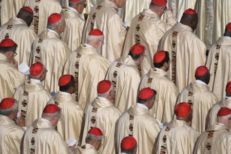 Reincepe dezbaterea cu privire la posibilitatea ca preotii romano-catolici sa se casatoreasca