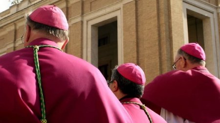 Un inalt oficial al Vaticanului pledeaza pentru posibilitatea ca <span style='background:#EDF514'>PREOTI</span>i sa se casatoreasca: Trebuie sa ne gandim serios