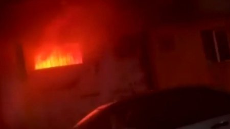 Incendiu puternic intr-un bloc din Bucuresti! Doi oameni au ajuns la spital