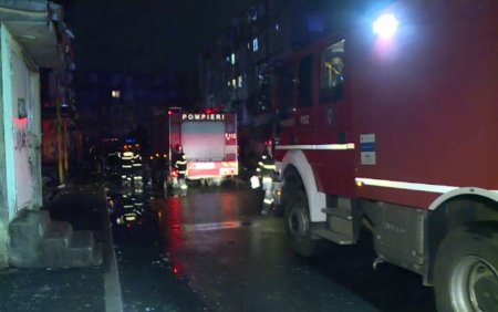 Incendiu la o garsoniera din Capitala. Doua persoane au ajuns la spital. Zeci de oameni s-au autoevacuat
