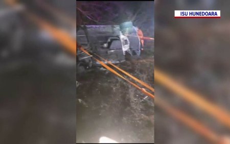 Un tanar de 28 de ani a murit si alte doua persoane au fost ranite, dupa ce masina lor s-a rasturnat pe o sosea din Hunedoara