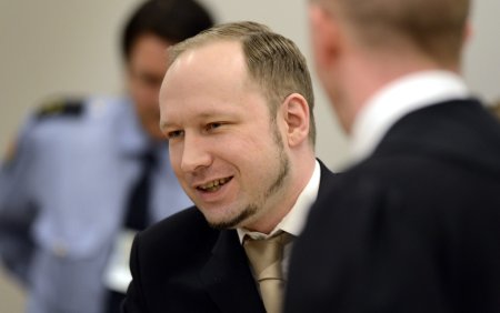Ucigasul in masa Anders Breivik, care a ucis 77 de persoane, a dat in judecata Norvegia spunand ca ii incalca drepturile
