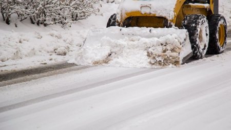 Zonele in care ninge abundent in Romania! S-a depus strat gros de zapada | Drumarii intervin