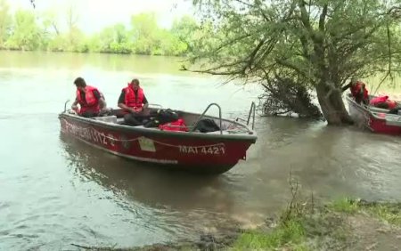 Doua persoane care ar fi disparut in lacul Siutghiol, cautate de autoritati. Au fost gasite o barca si plase de pescuit