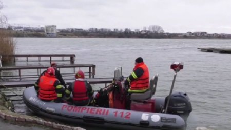 Doi oameni au disparut pe lacul <span style='background:#EDF514'>SIUTGHIOL</span> din Mamaia si sunt cautati de scafandri. Barca lor a fost gasita rasturnata