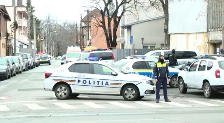 Un barbat din Bucuresti a amenintat cu moartea o femeie, apoi s-a baricadat in casa. Negociatorii sunt la fata locului