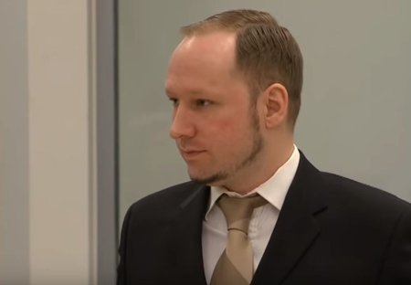 Ucigasul in masa Anders Breivik a dat in judecata Norvegia in incercarea de a pune capat izolarii in inchisoare