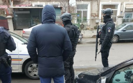 Femeie amenintata cu moartea de un fost politist, in Bucuresti. Agresorul s-a baricadat in casa