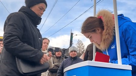 Putin s-a auto-nominalizat candidat la alegerile prezidentiale din Rusia si s-au strans 1,3 milioane de semnaturi pentru sprijinul lui, desi are nevoie de mai putine