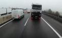 <span style='background:#EDF514'>ACCIDENT FILMAT</span>, cu un camion care se rastoarna dupa ce 