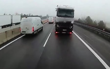 <span style='background:#EDF514'>ACCIDENT FILMAT</span>, cu un camion care se rastoarna dupa ce danseaza pe autostrada, fara ca soferul sa incerce sa franeze, in Cehia