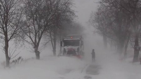 Ciclonul polar face prapad in Romania! Oameni blocati in zapada si restrictii de circulatie. Cursuri suspendate in mai multe scoli