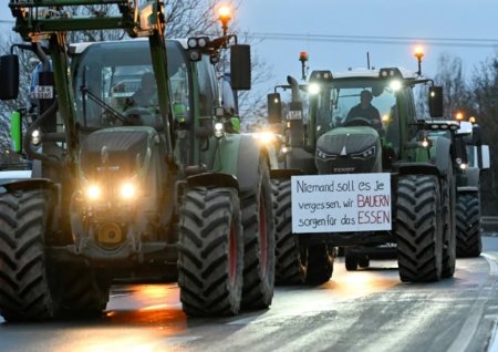 Agricultori furiosi se mobilizeaza impotriva Guvernului Scholz si perturba traficul rutier in marile orase. Simboluri ale extremei drepte si steaguri AfD la Berlin. Greva de trei zile in transportul feroviar, din cauza salariilor, incepand de miercuri