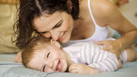 Relatia mama-copil in primii ani de viata. Neurologul Constantin Dulcan: Un copil nu stie sa vada decat pe mama