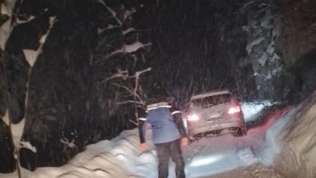 Interventie de 4 ore a jandarmilor pentru salvarea a 3 turisti blocati cu masina pe munte