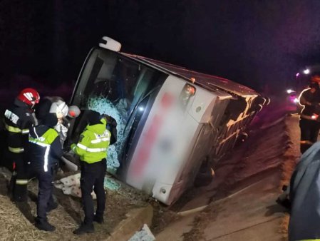 Un autocar a cazut in santul de pe marginea DN5. Soferul si pasagerii au ramas blocati in interior