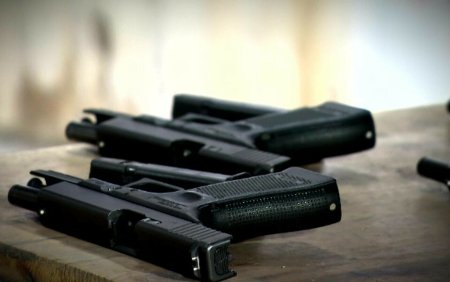 Un pistol Glock si 24 de gloante sunt in mana unui infractor, iar politia nu are niciun suspect