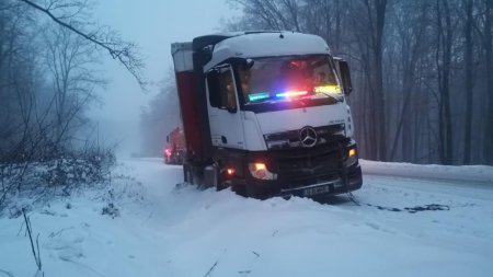 Drumuri inchise din cauza ninsorii viscolite