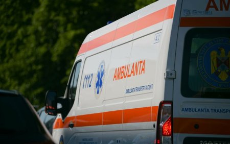 Plan Rosu de interventie in Vrancea. Un autocar cu 16 pasageri la bord s-a rasturnat pe DN11A, in Adjudul Vechi