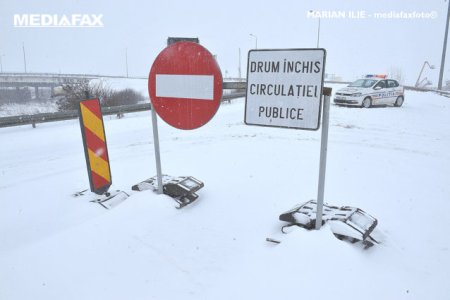 Circulatia a fost oprita pe trei drumuri nationale din cauza ninsorii viscolite
