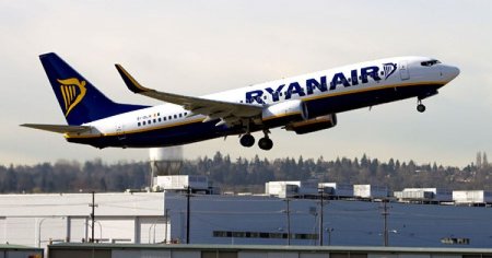 Scandal pe Aeroportul Baneasa. Pasagerii unei curse Ryanair care trebuia sa aterizeze la Otopeni au fost blocati in avion si spun ca au fost amenintati cu politia