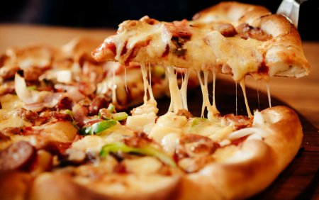 Un tanar a murit dupa ce a mancat o felie de pizza comandata printr-un serviciu de livrari. Ce s-a aflat la autopsie