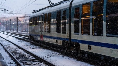 Trafic feroviar intrerupt, din cauza ninsorii si viscolului! Lista trenurilor de calatori cu intarzieri