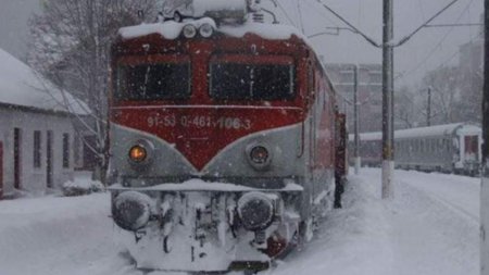 Trenuri blocate in gari din cauza ninsorilor abundente si a vantului puternic